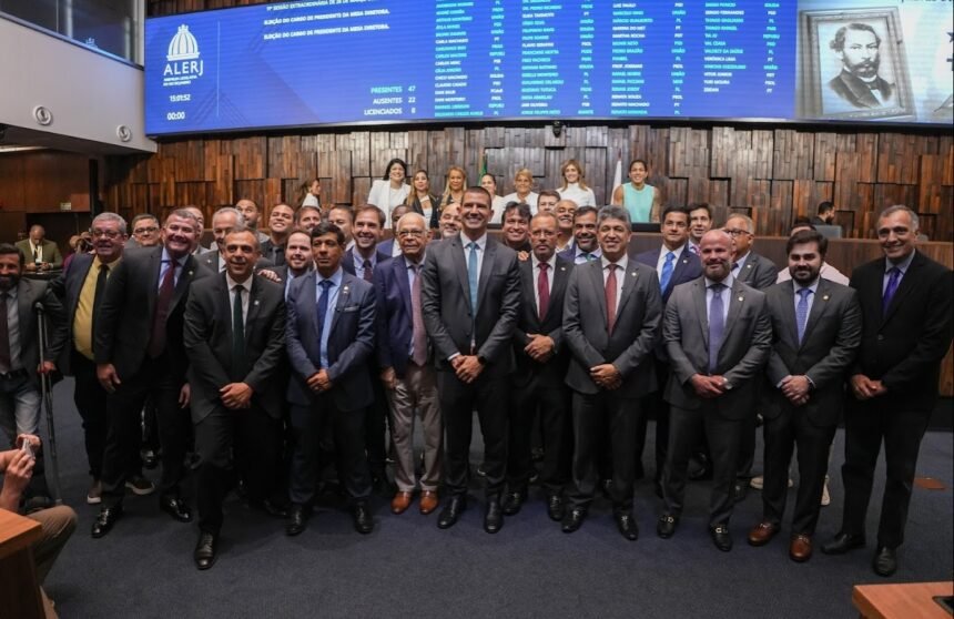 Douglas Ruas assume Alerj com discurso firme e conciliador