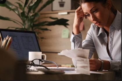 Endividamento das famílias dispara e acende alerta na economia