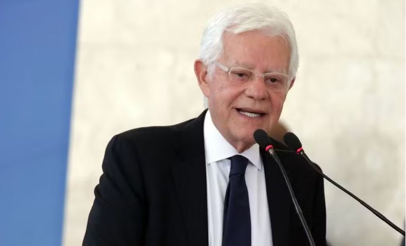 Memórias da redemocratização: livro de Moreira Franco revela os bastidores da política nacional