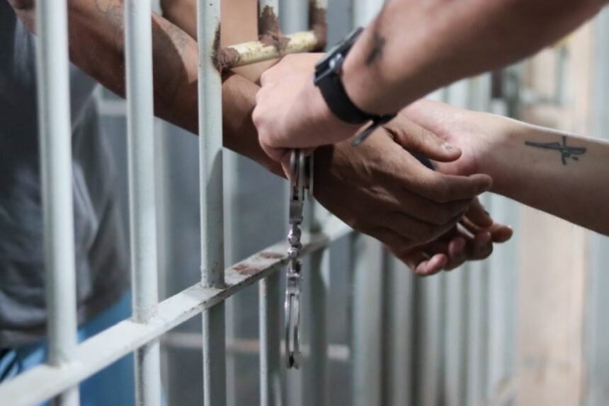 Chega de moleza! Congresso pode obrigar presos a usar salários para indenizar vítimas