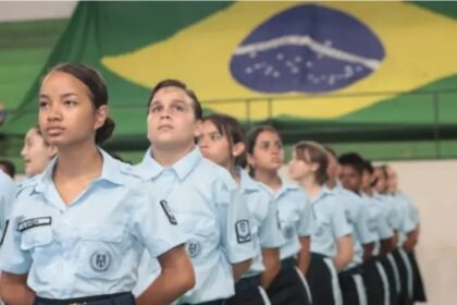 Pazuello quer resgatar modelo de sucesso das escolas cívico-militares abandonado por Lula