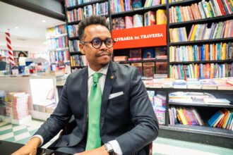 ‘Favela não é estética’: Rafael Satiê lança livro sobre comunidades do Rio com livraria lotada no Leblon