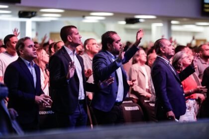 O secretário estadual de Cidades, Douglas Ruas, e o governador do Rio, Cláudio Castro (PL), ao lado do pastor Silas Malafaia
