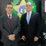 O delegado Delmir Gouvêa e o governador em exercício, Ricardo Couto: novo secretário promete trabalho de continuidade. (Polícia Civil/Divulgação)