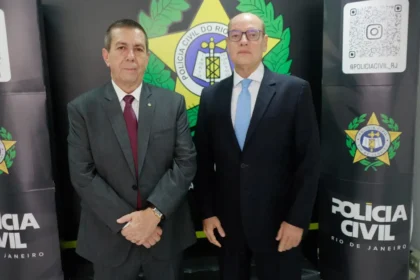 O delegado Delmir Gouvêa e o governador em exercício, Ricardo Couto: novo secretário promete trabalho de continuidade. (Polícia Civil/Divulgação)