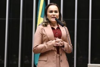 Daniela do Waguinho comemora aprovação de projeto contra violência doméstica
