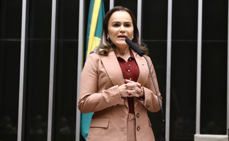 Daniela do Waguinho comemora aprovação de projeto contra violência doméstica