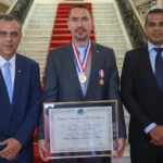Deputado estadual Anderson Moraes, procurador André Guilherme e o autor da homenagem, o vereador Chagas Bola. Foto: Lucas Diniz/CMRJ