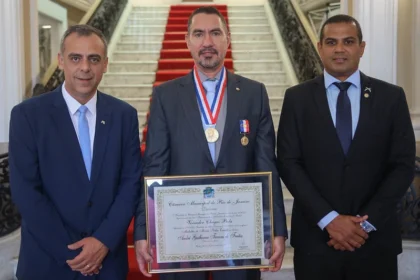 Deputado estadual Anderson Moraes, procurador André Guilherme e o autor da homenagem, o vereador Chagas Bola. Foto: Lucas Diniz/CMRJ