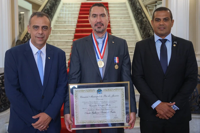 Deputado estadual Anderson Moraes, procurador André Guilherme e o autor da homenagem, o vereador Chagas Bola. Foto: Lucas Diniz/CMRJ