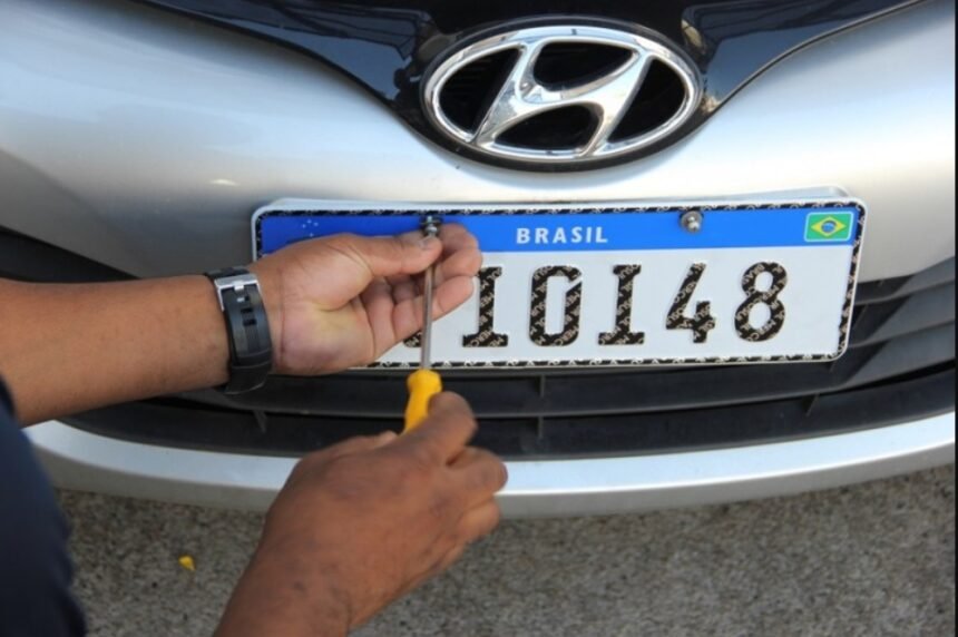 Prepare o bolso: motorista pode ter que pagar por mais uma troca de placas