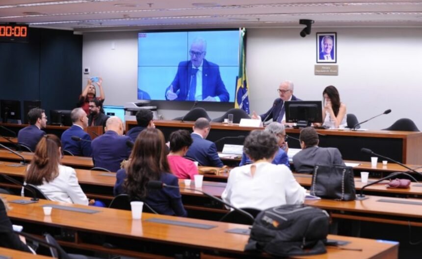 Aumento de imposto encarece exames e internações — conta chega ao paciente