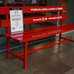 “Banco Vermelho: Rio transforma espaços públicos em alerta contra o feminicídio