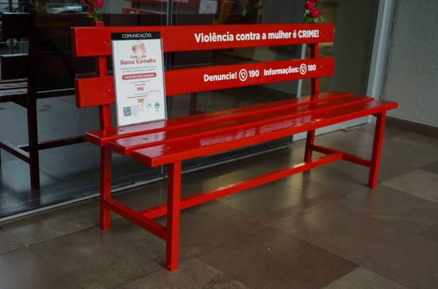 “Banco Vermelho: Rio transforma espaços públicos em alerta contra o feminicídio
