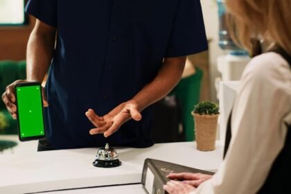 Check-in digital vira obrigatório em hotéis e amplia monitoramento de viajantes no Brasil