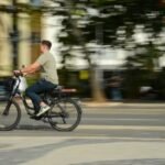 Regras para patinetes e bicicletas elétricas acendem polêmica nas ruas e nas redes