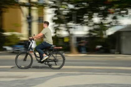 Regras para patinetes e bicicletas elétricas acendem polêmica nas ruas e nas redes