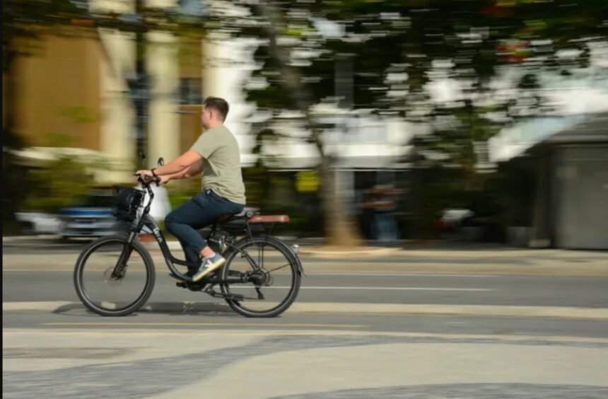 Regras para patinetes e bicicletas elétricas acendem polêmica nas ruas e nas redes