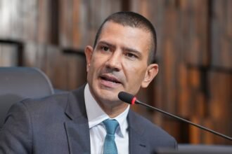 Douglas Ruas reage a ataques virtuais e reforça compromisso com campanha limpa no Rio de Janeiro