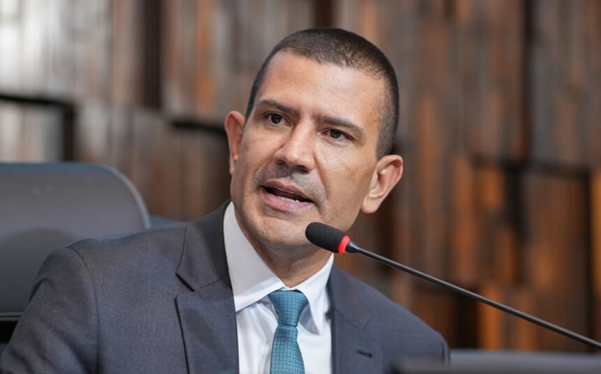 Douglas Ruas reage a ataques virtuais e reforça compromisso com campanha limpa no Rio de Janeiro