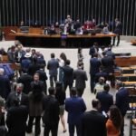 Maus perdedores: Câmara aprova prisão e multa para quem sabotar transição de governo