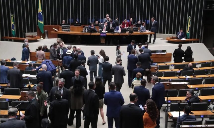 Maus perdedores: Câmara aprova prisão e multa para quem sabotar transição de governo