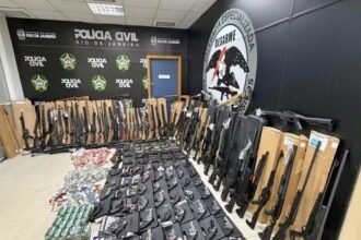Polícia Civil estoura arsenal em São Gonçalo: apreende 160 armas e milhares de munições