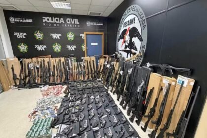 Polícia Civil estoura arsenal em São Gonçalo: apreende 160 armas e milhares de munições