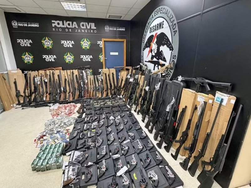 Polícia Civil estoura arsenal em São Gonçalo: apreende 160 armas e milhares de munições
