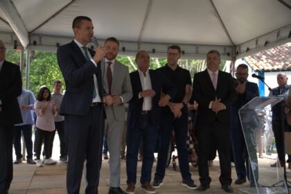 Douglas Ruas participa de desfile cívico em Sebollas no feriado de 21 de abril