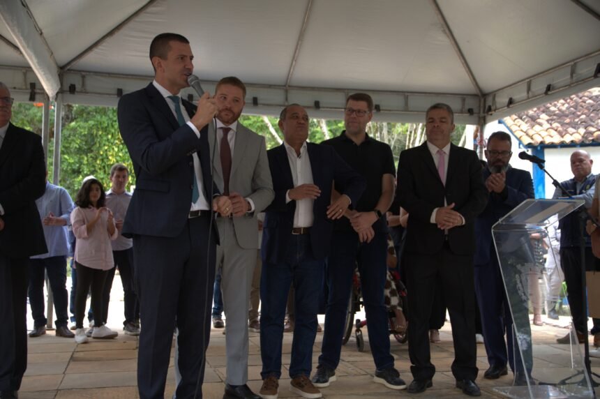 Douglas Ruas participa de desfile cívico em Sebollas no feriado de 21 de abril