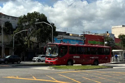 Ônibus sem ar-condicionado circula pela linha 26A na manhã desta segunda-feira (13) - Foto: Enviada pelo leitor de Coisas da Política