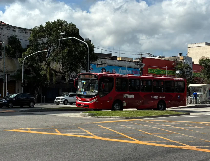 Ônibus sem ar-condicionado circula pela linha 26A na manhã desta segunda-feira (13) - Foto: Enviada pelo leitor de Coisas da Política