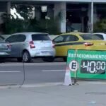 Desordem e bagunça: posto desativado no Leme vira estacionamento improvisado e prefeitura fecha os olhos