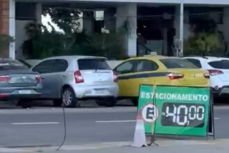 Desordem e bagunça: posto desativado no Leme vira estacionamento improvisado e prefeitura fecha os olhos