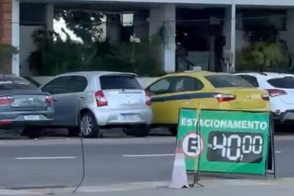 Desordem e bagunça: posto desativado no Leme vira estacionamento improvisado e prefeitura fecha os olhos