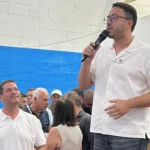 Leozinho com o pai, o prefeito de São João de Meriti, Leo Vieira, em evento da cidade - Foto: Divulgação