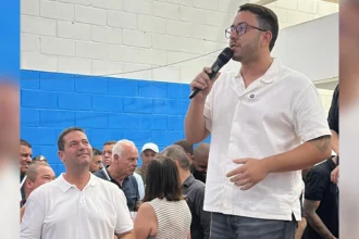 Leozinho com o pai, o prefeito de São João de Meriti, Leo Vieira, em evento da cidade - Foto: Divulgação