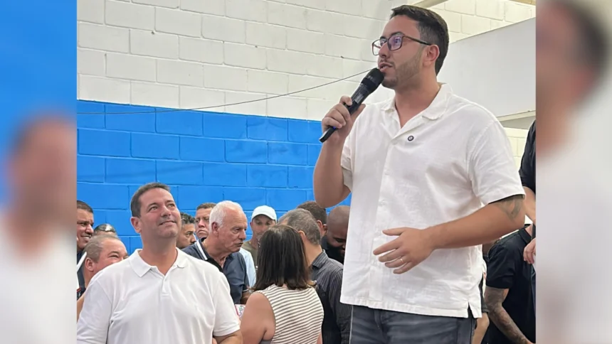 Leozinho com o pai, o prefeito de São João de Meriti, Leo Vieira, em evento da cidade - Foto: Divulgação