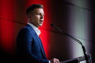 Nova direita vence a velha