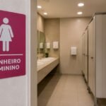 BANHEIRO 'ERRADO' DÁ MULTA E CADEIA: 'Lei Cor de Rosa' barra trans em espaços femininos