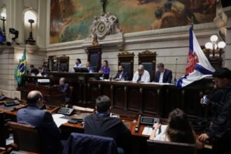 BURACOS, LIXO E OBRAS INACABADAS: vereadores expõem falhas na conservação do Rio em debate da LDO 2027