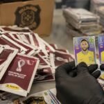 GOLPE NO ÁLBUM DA COPA: apreensão gigante de figurinhas acende alerta — veja como identificar as falsas