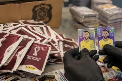 GOLPE NO ÁLBUM DA COPA: apreensão gigante de figurinhas acende alerta — veja como identificar as falsas