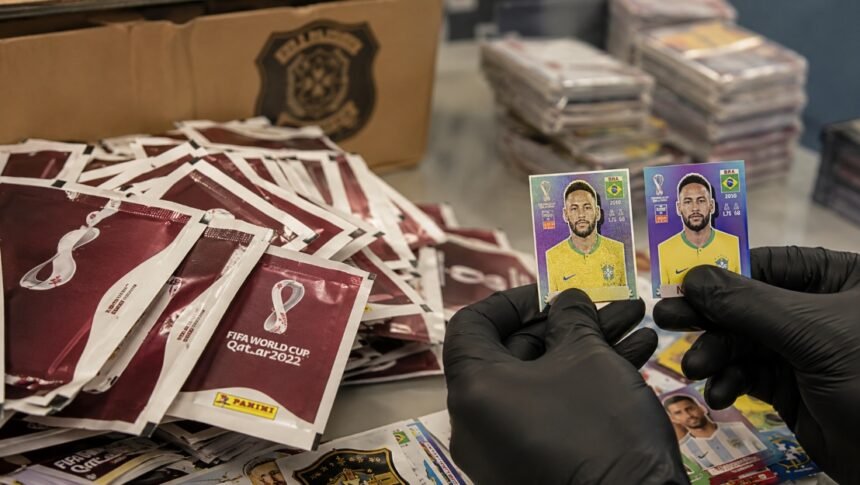 GOLPE NO ÁLBUM DA COPA: apreensão gigante de figurinhas acende alerta — veja como identificar as falsas