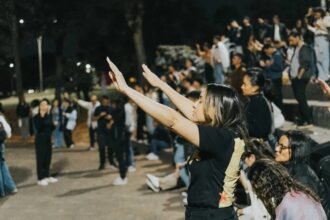 ORAR VIROU CRIME? culto vira alvo do MP — e nova lei promete reação nas universidades