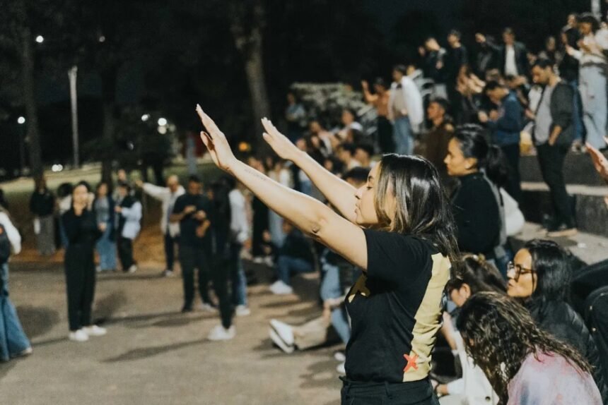 ORAR VIROU CRIME? culto vira alvo do MP — e nova lei promete reação nas universidades