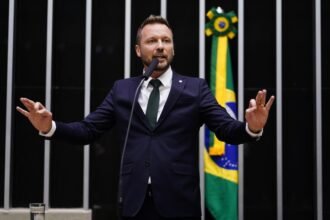 'Uma mágica por outra': deputado propõe mínimo de R$ 100 mil e provoca debate sobre fim da 6x1