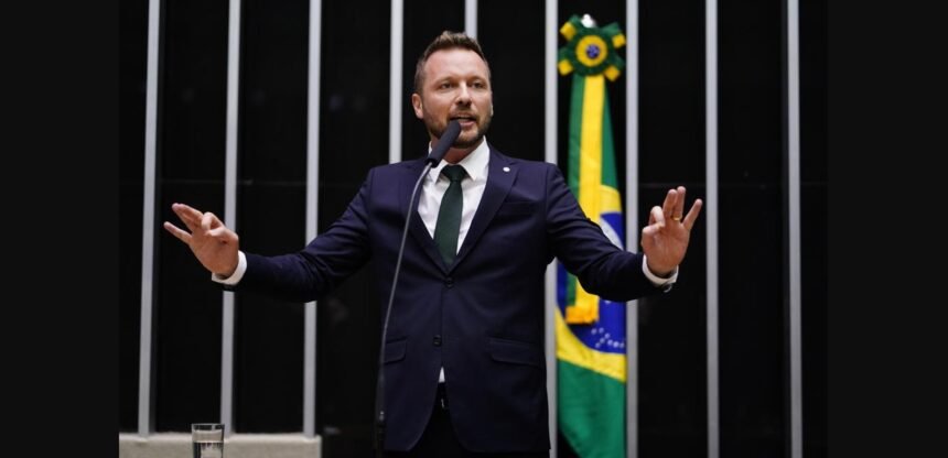 'Uma mágica por outra': deputado propõe mínimo de R$ 100 mil e provoca debate sobre fim da 6x1