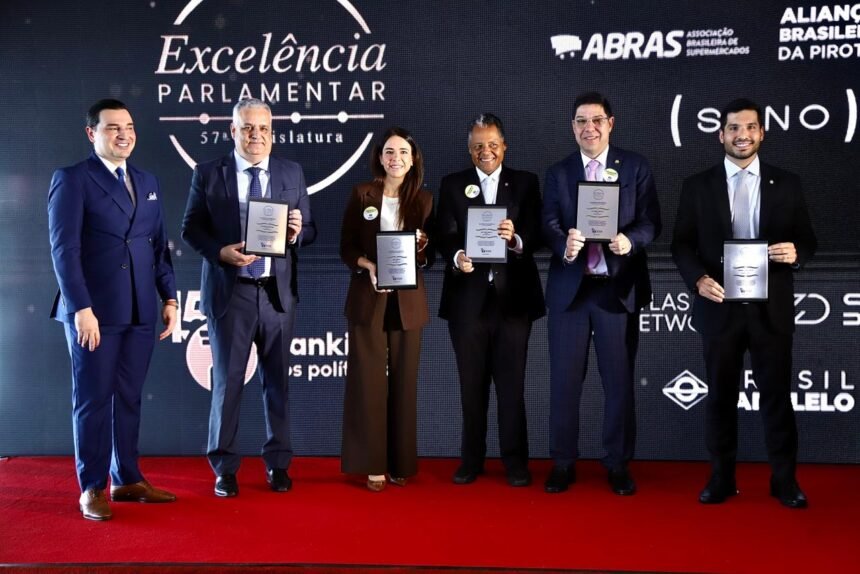 REFERÊNCIA NACIONAL: Altineu Côrtes leva prêmio e segue entre os parlamentares mais bem avaliados